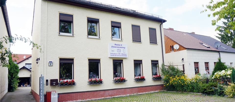 Außenansicht der Pension Weller am Krongut in Potsdam-Bornstedt